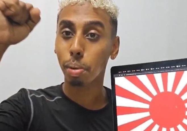 '평화의 소녀상'에 입을 맞추는 등 기행을 벌여 논란이 된 미국 출신 유튜버 '조니 소말리'. 서경덕 성신여대 교수 페이스북