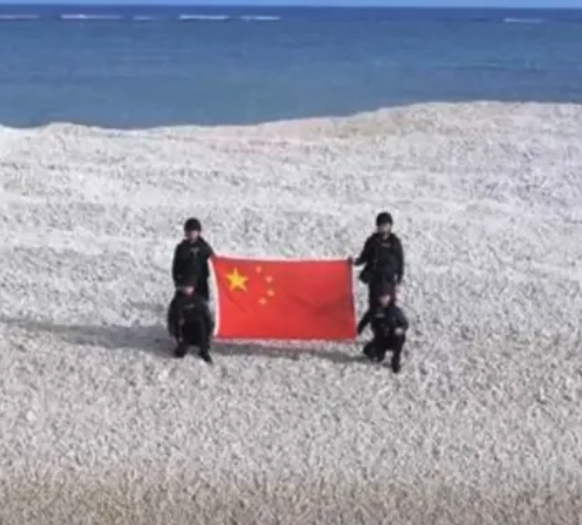 27일(현지시간) 영국 BBC 방송과 일간 파이낸셜타임스(FT) 등 외신은 중국 중앙TV(CCTV)를 인용해 최근 검은색 제복을 입은 자국 해안경비대원 4명이 스프래틀리 군도(중국명 난사＜南沙＞군도·베트남명 쯔엉사군도·필리핀명 칼라얀군도) 내 분쟁 지역인 '샌디 케이'(중국명 톄셴자오) 암초에서 오성홍기를 든 모습을 공개했다고 밝혔다. 중국 중앙TV(CCTV)