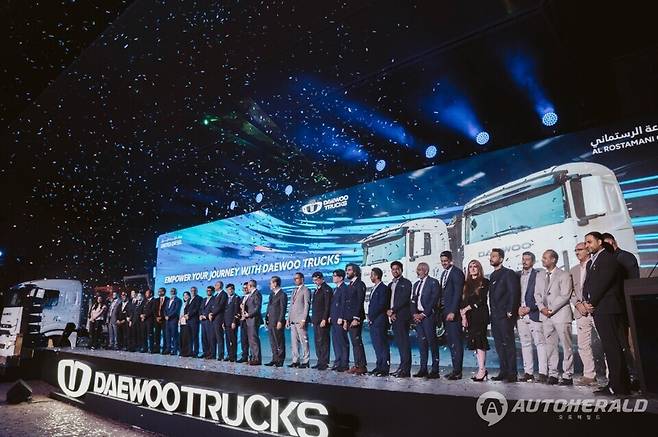 두바이 현지 행사에서 참석자들 기념사진 촬영 (타타대우모빌리티)