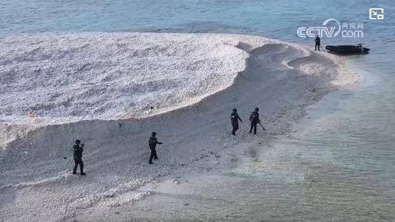 중국 관영 언론은 자국 해안경비대원들이 모래언덕을 가로질러 걸어가는 모습을 공개했다