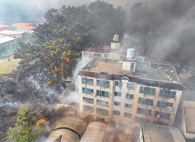 대구 북구 노곡동 함지산에서 발생한 산불이 인근인 조야동 민가까지 확산했다.