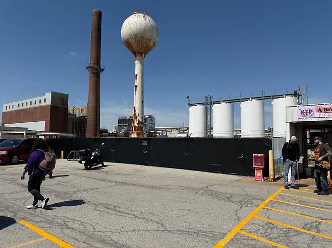 지난 23일 미국 인디애나주 코코모의 스텔란티스 공장 전경. 교대 근무를 마치고 나온 노동자들이 퇴근하고 있다. /박국희 특파원