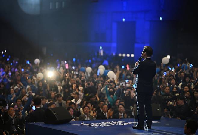 21대 대선 더불어민주당 후보로 선출된 이재명 후보가 27일 경기 고양시 킨텍스에서 열린 수도권·강원·제주 합동연설회에서 수락 연설을 하고 있다./뉴스1