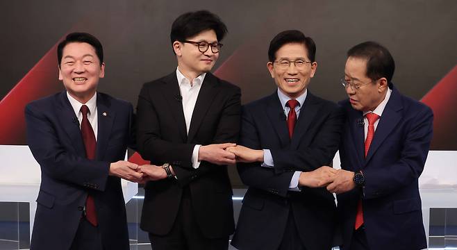 26일 서울 중구 매경미디어센터에서 열린 국민의힘 대통령 선거 제2차 경선 후보자 토론회에서 후보들이 기념 촬영을 위해 손을 맞잡고 있다. 왼쪽부터 안철수, 한동훈, 김문수, 홍준표 후보./뉴스1