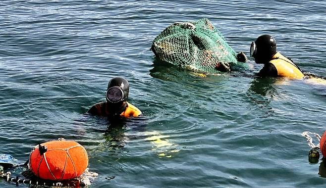 제주해녀구조단이 지난 26일 제주시 탑동 앞바다에서 해양쓰레기를 수거하고 있다./제주지방해양경찰청