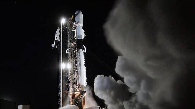 지난 21일 오후 8시 48분(현지 시각) 미국 플로리다주 케이프커내버널 우주군기지에서 스페이스X의 팰컨9 로켓이 발사됐다. 로켓에는 영국 연구진이 개발한 우주배양실험실 ‘스페이스 랩 마크1(Spacelab Mark 1)’이 실렸다./SpaceX