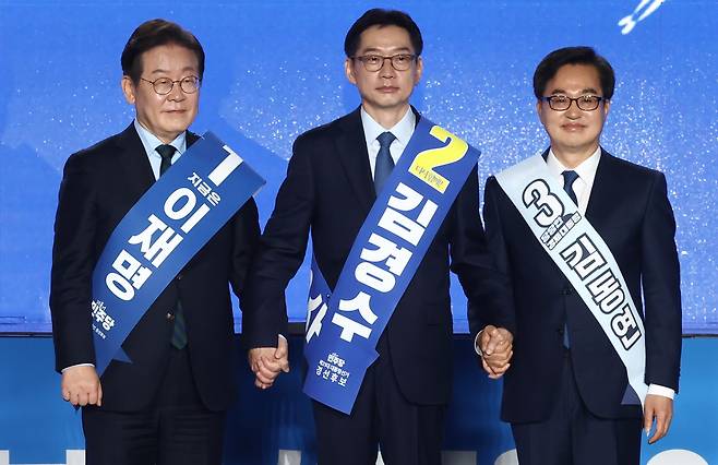 더불어민주당 이재명(왼쪽부터), 김경수, 김동연 대선 경선 후보가 19일 충북 청주체육관에서 열린 제21대 대통령 선거 후보자 선출을 위한 충청권 합동연설회에서 기념 촬영을 하고 있다. /뉴스1