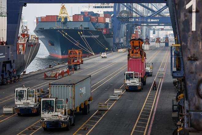 지난 11일(현지 시각) 인도네시아 자카르타 탄중프리옥 항구에 위치한 자카르타 국제 컨테이너 터미널(JICT)에서 컨테이너들이 하역 작업 중이다. / EPA=연합뉴스