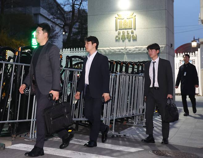 대통령실 압수수색을 시도했던 경찰 비상계엄 특별수사단이 16일 서울 용산 대통령실 민원실 출입구를 나서고 있다. /연합뉴스