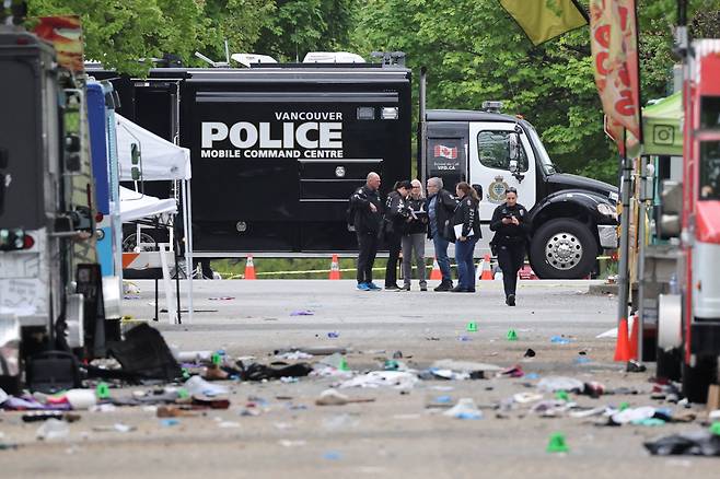 27일 캐나다 밴쿠버에서 열린 필리핀 라푸라푸 데이 축제에서 11명이 사망한 교통사고가 벌어진 현장을 경찰이 조사하고 있다. /연합뉴스
