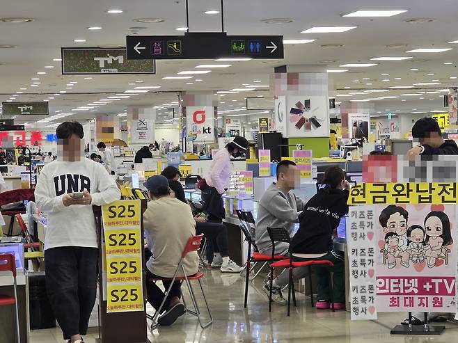 SK텔레콤이 판매 장려금을 올린 27일 오후 서울 신도림 테크노마트 9층에 손님들이 붐비고 있다./정두용 기자