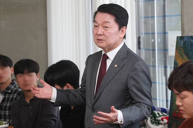 안철수 국민의힘 대선 경선 후보가 28일 오후 충북 청주시 한 카페에서 대학생들과 간담회를 진행하고 있다. /뉴스1
