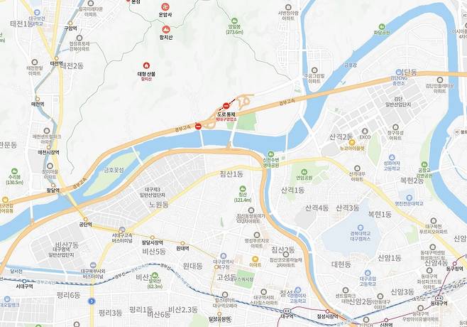 28일 대구 함지산에서 산불이 발생해 가까운 경부고속도로 북대구IC 톨게이트 양방향 진입·진출이 차단됐다. /네이버 지도 캡처