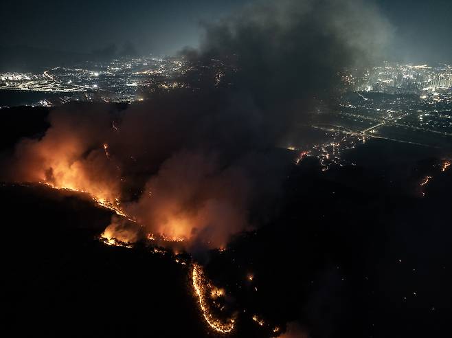 28일 오후 2시 1분쯤 대구 북구 노곡동 함지산에서 발생한 산불이 야간에도 확산하고 있다. /연합뉴스