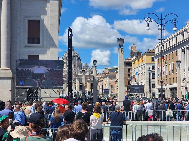 프란치스코 교황의 장례 미사가 열리고 있는 바티칸 성 베드로 광장. /연합뉴스