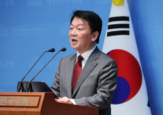 국민의힘 안철수 대선 경선 후보가 지난 27일 서울 여의도 국회 소통관에서 국민께 드리는 호소문을 발표하고 있다. 연합뉴스