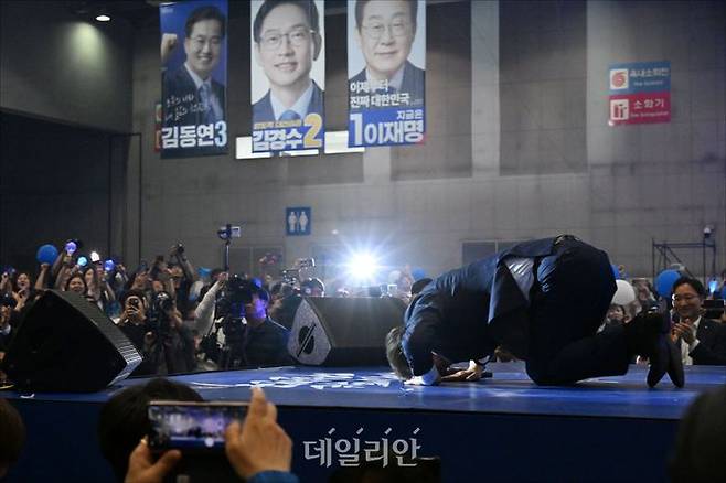 더불어민주당 대선 경선에서 21대 대선 후보로 선출된 이재명 후보가 27일 오후 경기도 고양 일산서구 킨텍스 제2전시장에서 열린 더불어민주당 21대 대선 후보 선출을 위한 수도권·강원·제주 합동연설회에서 당원들에게 인사하고 있다. ⓒ데일리안 홍금표 기자