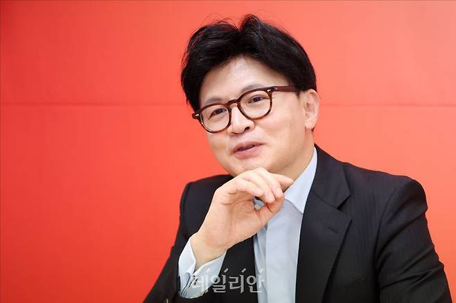 한동훈 국민의힘 대선 경선 후보가 27일 오후 서울 여의도 대하빌딩에 마련된 선거사무소에서 데일리안과 인터뷰를 하고 있다. ⓒ데일리안 홍금표 기자