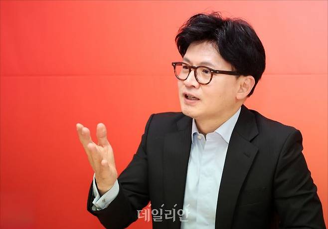 한동훈 국민의힘 대선 경선 후보가 27일 오후 서울 여의도 대하빌딩에 마련된 선거사무소에서 데일리안과 인터뷰를 하고 있다. ⓒ데일리안 홍금표 기자