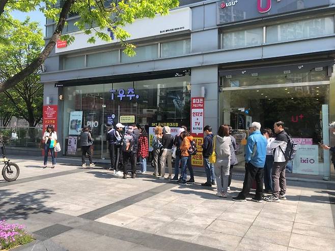 28일 서울 염창동의 한 SK텔레콤 대리점 앞에 유심을 교체하려는 고객들이 길게 줄지어 서있다.ⓒ데일리안 박영국 기자