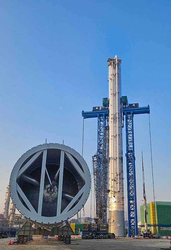 프로필렌 분리타워 설치가 완료된 모습.ⓒ에쓰오일