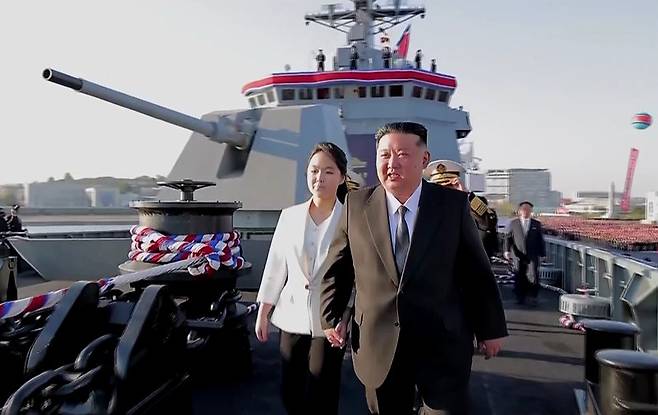 북한 조선중앙TV가 ‘북한판 이지스 구축함’인 5000t급 신형 다목적 구축함 ‘최현호’의 진수식이 25일 김정은 국무위원장과 딸 주애가 참석한 가운데 남포조선소에서 열렸다고 보도했다. 함정 내 수직 발사 장치가 총 74개 식별돼 순항미사일 등 74기의 다양한 미사일을 발사할 수 있을 것으로 추정된다. 조선중앙TV 캡처