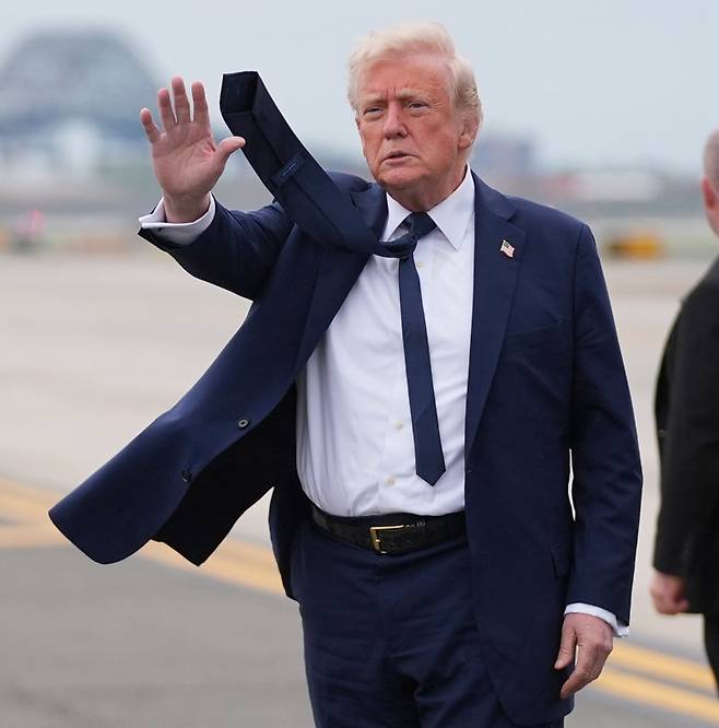 바티칸에서 열린 프란치스코 교황의 장례 미사에 참석한 후 귀국한 도널드 트럼프 미국 대통령이 26일(현지 시간) 뉴저지주 뉴어크 공항에서 손을 흔들어 인사하고 있다. 뉴어크=AP 뉴시스