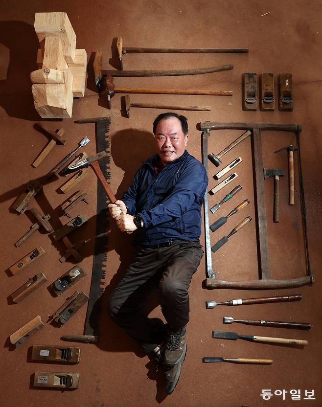 각종 전통 연장을 앞에 늘어놓고 포즈를 취한 양동호 대목장. 그는 “서울 4대 고궁에 아름답지 않은 것은 없다”며 숨은 보물로 창덕궁 후원의 정자 ‘승재정(勝在亭)’을 꼽았다. 승재정은 1칸짜리 겹처마 건물로 창호의 문살 문양이 독특하기로 유명하다. 전영한 기자 scoopjyh@donga.com