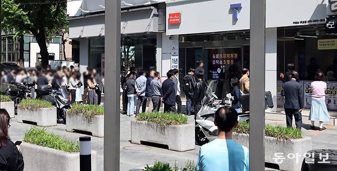 SK텔레콤이 사이버 침해 피해를 막기 위해 전국 2600여곳의 T월드 매장에서 희망 고객들을 대상으로 유심 무상 교체를 진행하는 28일 오전 서울 중구 무교동의 한 T월드 매장에서 시민들이 길게 줄 서 있다. 양회성 기자 yohan@donga.com