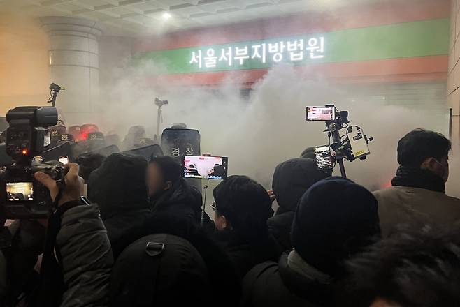 19일 새벽 윤석열 대통령에 대한 구속영장이 발부되자 서울 서부지법에 지지자들이 진입해 소화기를 뿌리며 난동을 부리고 있다. 2025.1.19/뉴스1