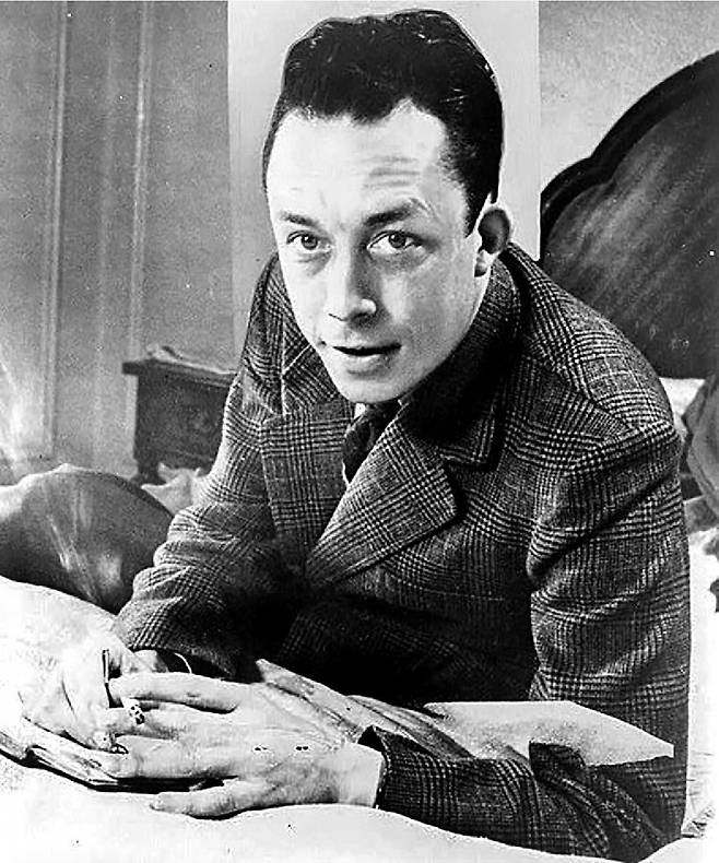 알베르 카뮈의 44세 때 모습. 그는 애연가였다.  사진 출처 위키피디아