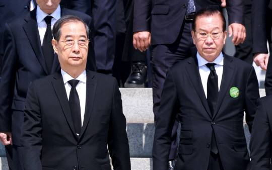 한덕수(왼쪽) 대통령 권한대행 국무총리가 25일 국립대전현충원에서 열린 '2회 순직의무군경의 날 기념식'에서 참배 뒤 권영세 국민의힘 비상대책위원장과 이동하고 있다. [연합뉴스]