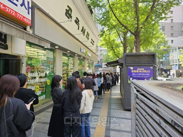 서울 중구에 위치한 SKT 공식 대리점 'T월드'의 무교점 대기줄. 대기 인원들이 매장 넘어까지 줄을 서 있다. 김영욱 기자