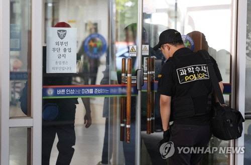 28일 학생 흉기 난동이 발생한 청주의 한 고등학교에서 경찰 등이 사고 상황을 파악하고 있다.  [연합뉴스]