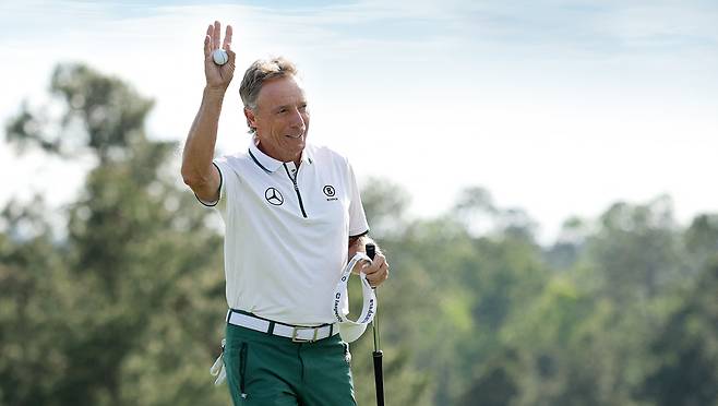 4월 11일 조지아주 오거스타에 있는 오거스타 내셔널 골프 클럽에서 열린 2025 마스터스 토너먼트 2라운드에서 18번 홀을 떠나며 손을 흔드는 베른하르트 랑거. / 사진 AFP연합