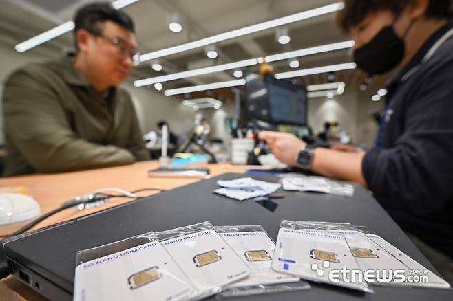 SK텔레콤이 유심 해킹 사고와 관련해 전국 T월드 매장에서 희망 고객을 대상으로 무료 유심 교체를 진행하는 가운데 교체 첫 날인 28일 서울 중구 SKT PS&M 을지로점에서 가입자들이 유심 교체 서비스를 받고 있다.