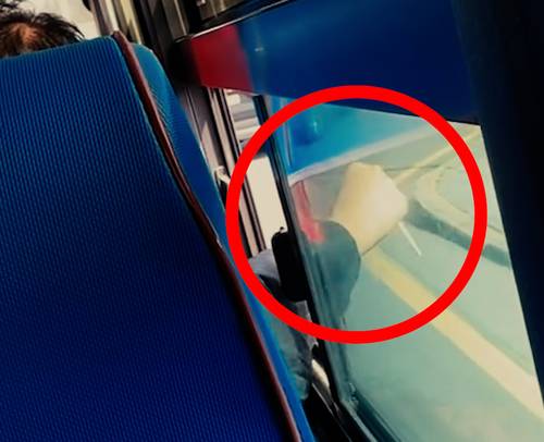 버스 안에서 담배를 태우는 중국인 관광객 / 인스타그램 @hyunsi2000 영상 캡처