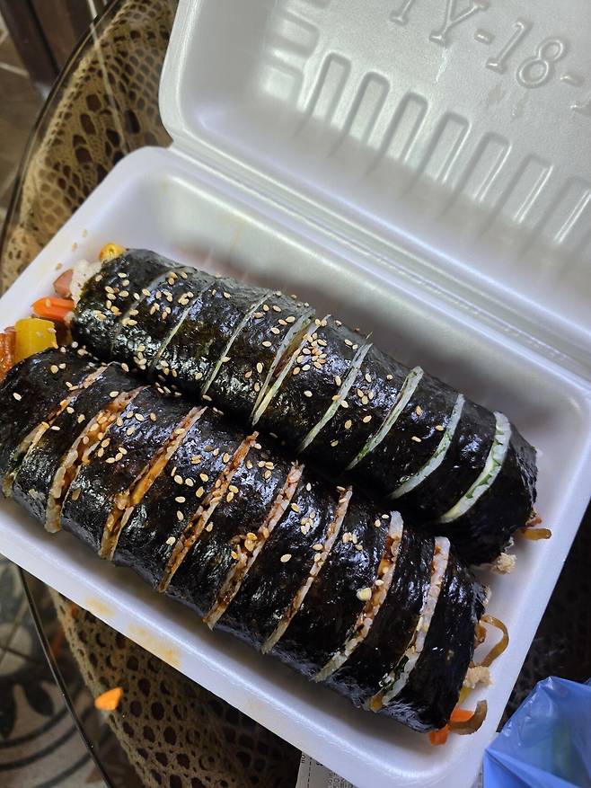 가게 나가면서 김밥 테이큰다운 했슴돠