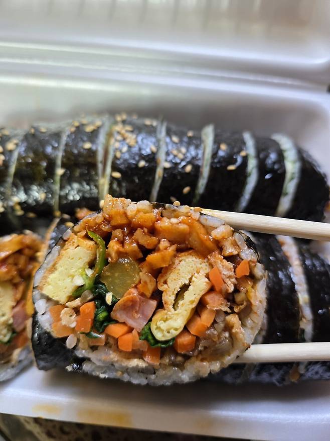 가게 나가면서 김밥 테이큰다운 했슴돠