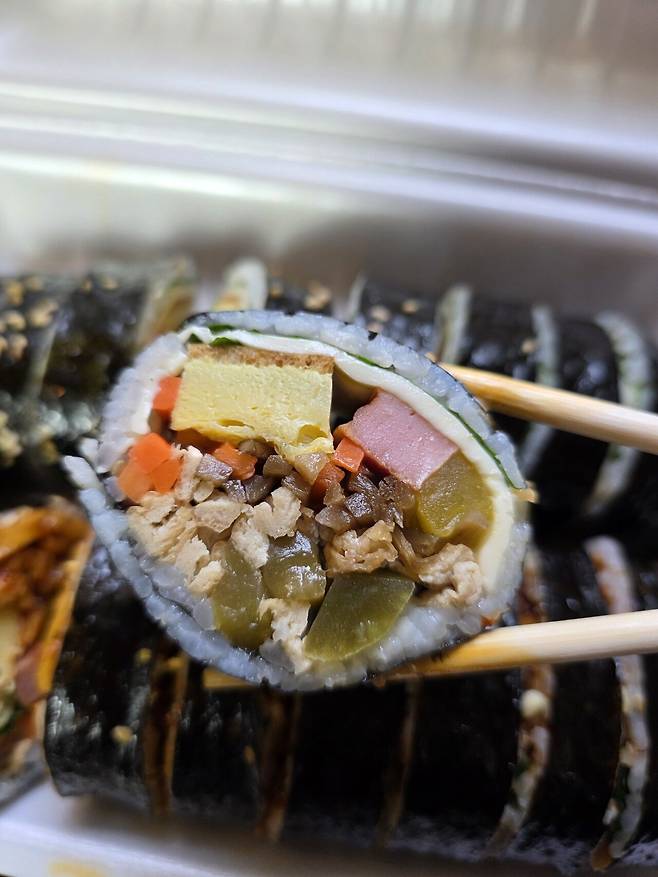 가게 나가면서 김밥 테이큰다운 했슴돠