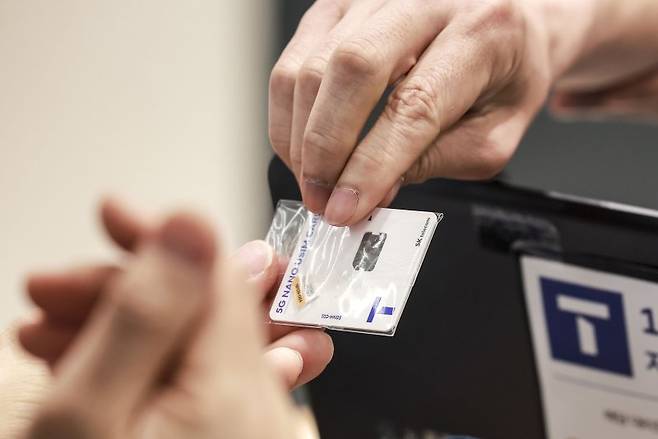 SK텔레콤은 오는 28일 오전 10시부터 가입자들에게 유심(eSIM 포함) 무료 교체서비스를 제공할 예정이다. 유심 교체를 희망하는 모든 가입자를 대상으로 진행되며, 전국 T월드 매장과 공항 로밍센터에서 이뤄진다. 교체 대상은 지난 18일 자정 기준 이동통신 가입자(1회 한정)로 일부 워치 및 키즈폰 등은 제외된다. 또 지난 19일부터 오는 27일까지 자비로 유심을 교체한 가입자에게는 소급 적용이 된다. 가입자가 이미 납부한 유심 교체 비용은 별도로 환급된다.사진=뉴시스