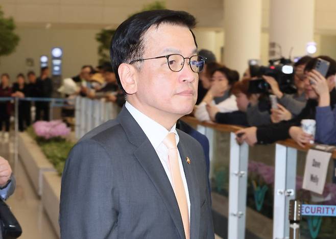 최상목 경제부총리, 방미 마치고 귀국 (서울=연합뉴스) 이정훈 기자 = 한미 2+2 통상협의와 G20 재무장관회의 참석차 방미했던 최상목 부총리 겸 기획재정부 장관이 27일 인천국제공항 2터미널을 통해 귀국하고 있다. 2025.4.27 uwg806@yna.co.kr (끝)