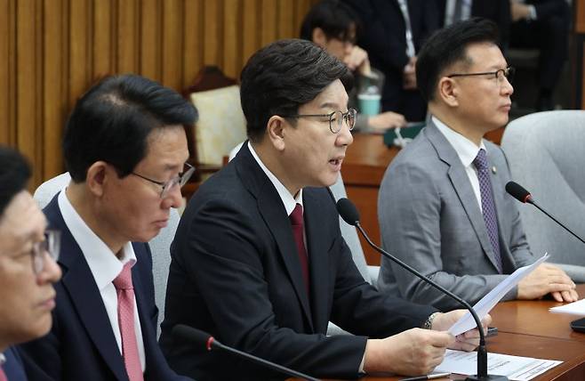 권성동 국민의힘 원내대표가 지난 25일 오전 서울 여의도 국회에서 열린 원내대책회의에서 발언을 하고 있다.뉴시스