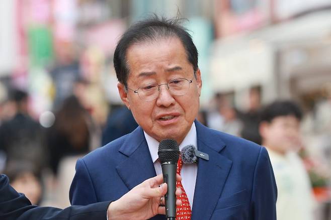 국민의힘 홍준표 대선 경선 후보가 지난 27일 서울 마포구 KT&G상상마당 인근 홍대거리에서 기자 간담회를 하고 있다. 연합뉴스