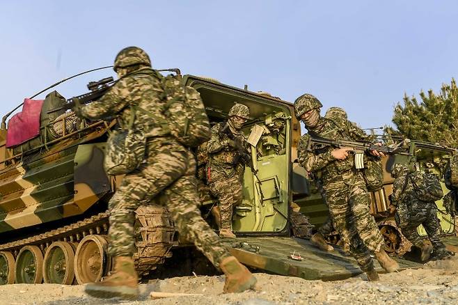 지난 26일 해군 해병대 합동상륙훈련 예행연습 간 참가 중인 상륙군이 하차전투를 하고 있다. 해병대사령부 제공