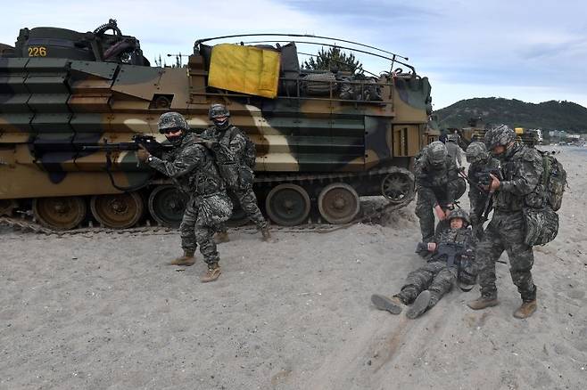 28일 오전 경북 포항시 송라면 독석리 해안에서 실시된 2025 전반기 합동상륙훈련에서 한국형상륙돌격장갑차(KAAV)로 상륙한 해병대1사단 대원들이 부상당한 전우를 안전한 곳으로 후송하고 있다. 뉴스1