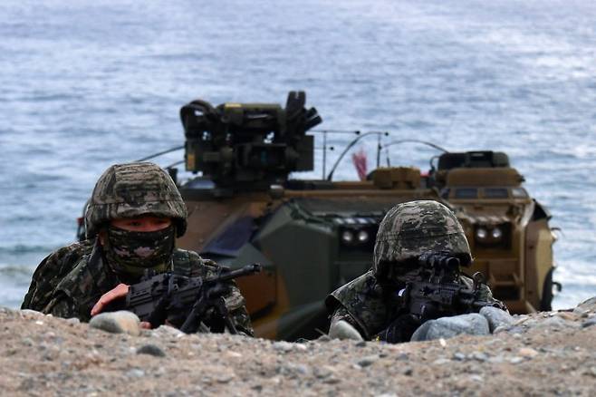 28일 오전 경북 포항시 송라면 독석리 해안에서 실시된 2025 전반기 합동상륙훈련에서 한국형상륙돌격장갑차(KAAV)로 해안에 상륙한 해병대1사단 대원들이 두보를 확보하고 있다. 뉴스1