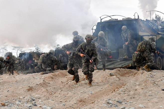 28일 오전 경북 포항시 송라면 독석리 해안에서 실시된 2025 전반기 합동상륙훈련에서 해병대1사단 대원들이 훈련을 하고 있다. 뉴스1