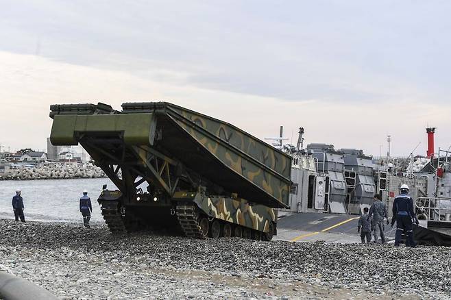 28일 해군 해병대 합동상륙훈련에 교량전차가 해안으로 상륙했다. 해병대사령부 제공