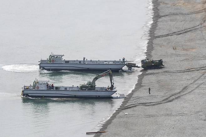 28일 해군 해병대 합동상륙훈련에 상륙정(LCM)이 해안에 상륙하고 있다. 해병대사령부 제공